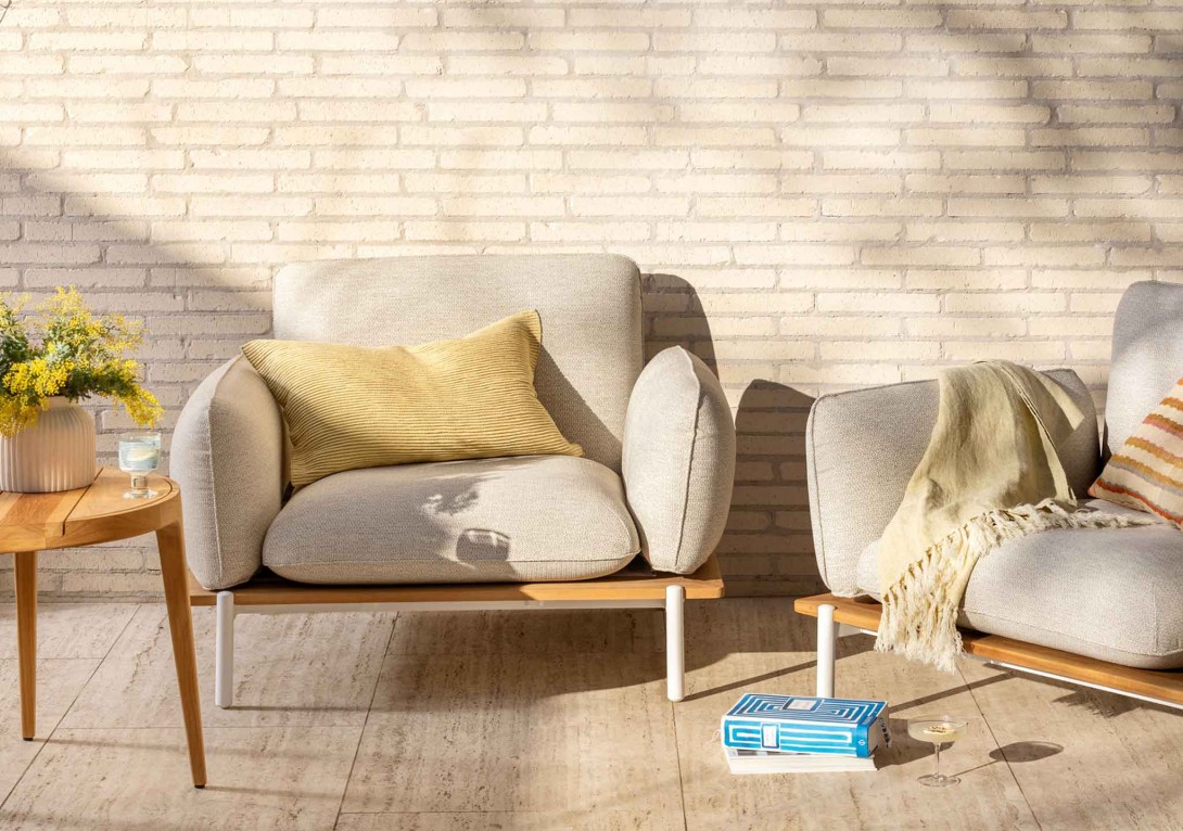 Kun Design Pillow outdoor Lounge Armchair: Fontelina 180 fabric, White frame with Teak base. Image credit: Gemmola