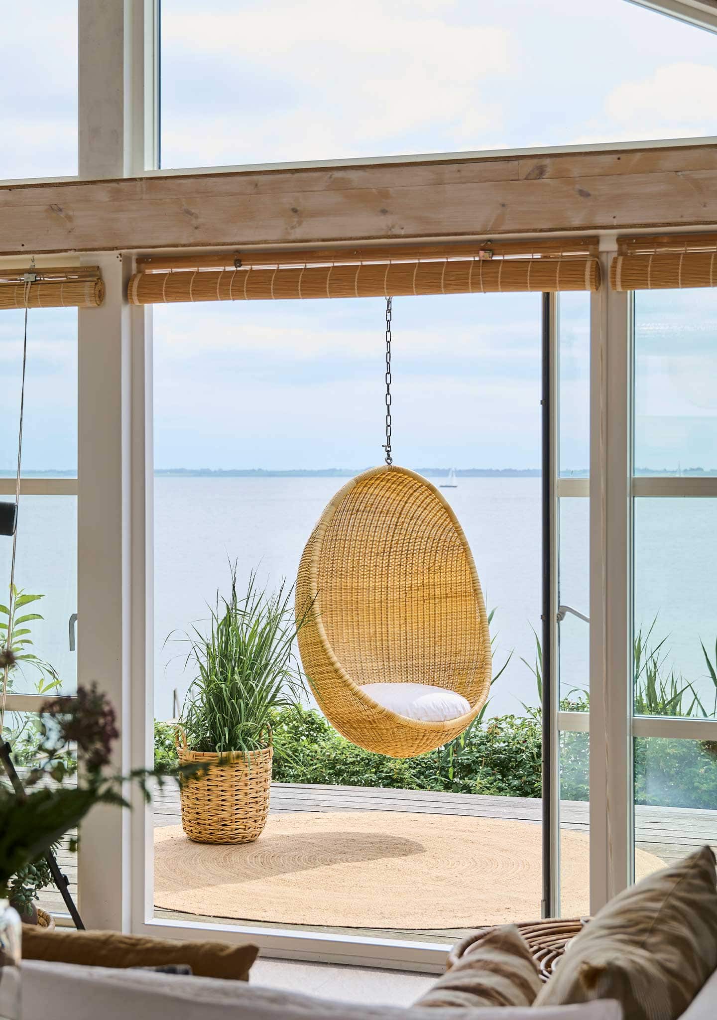 Exterior-Hanging-Egg-Chair-1 Exterior-Hanging-Egg-Chair-1