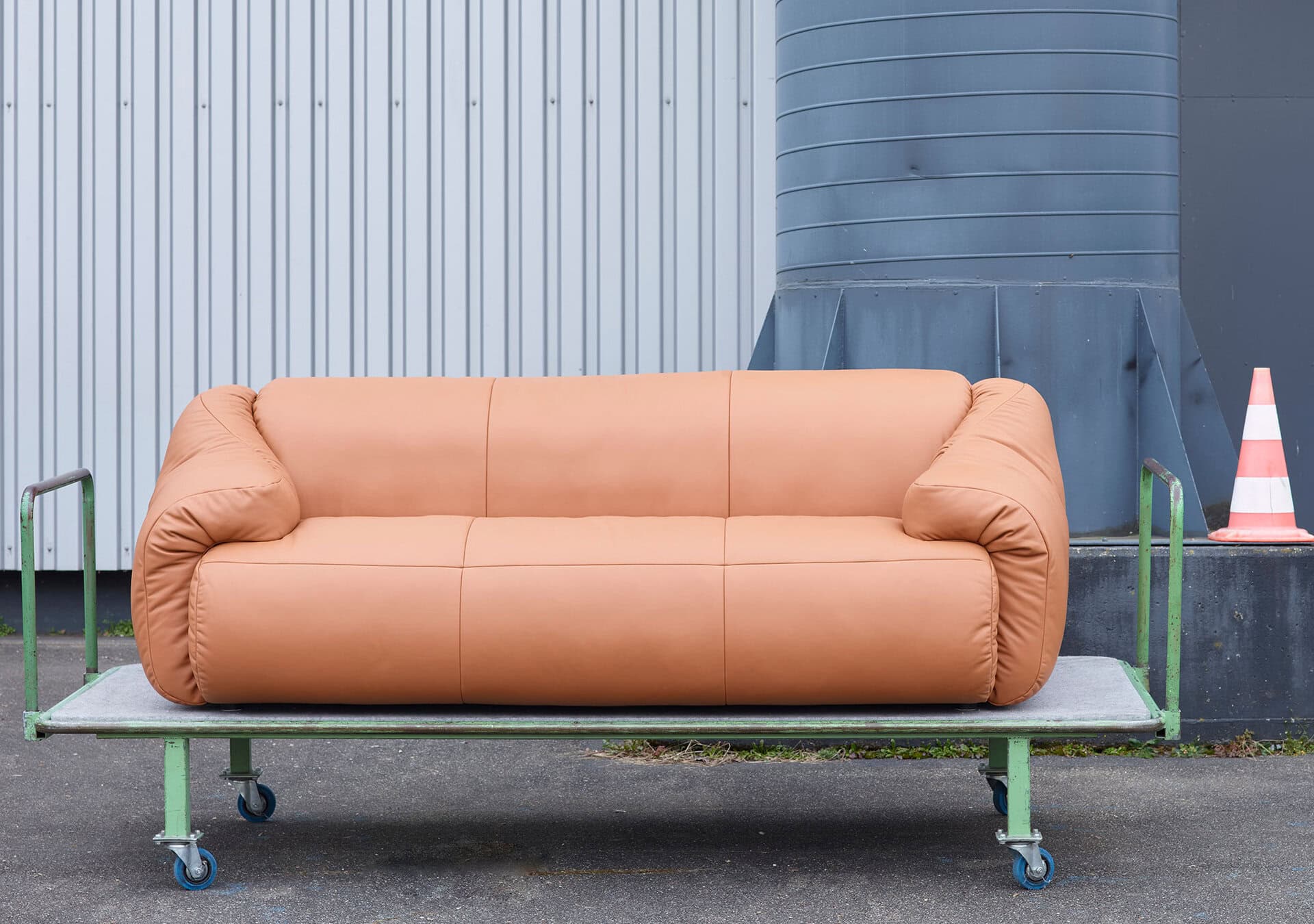 de Sede DS-705 London 3 Seater Sofa: Naturale Cuoio Leather de Sede DS-705 London 3 Seater Sofa: Naturale Cuoio Leather